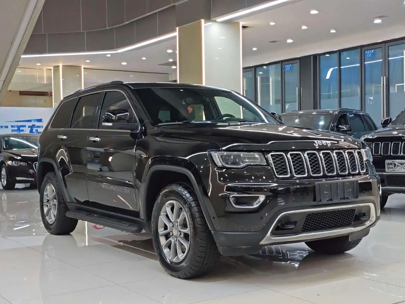 Jeep Grand Cherokee 2021 — Фото 3/20