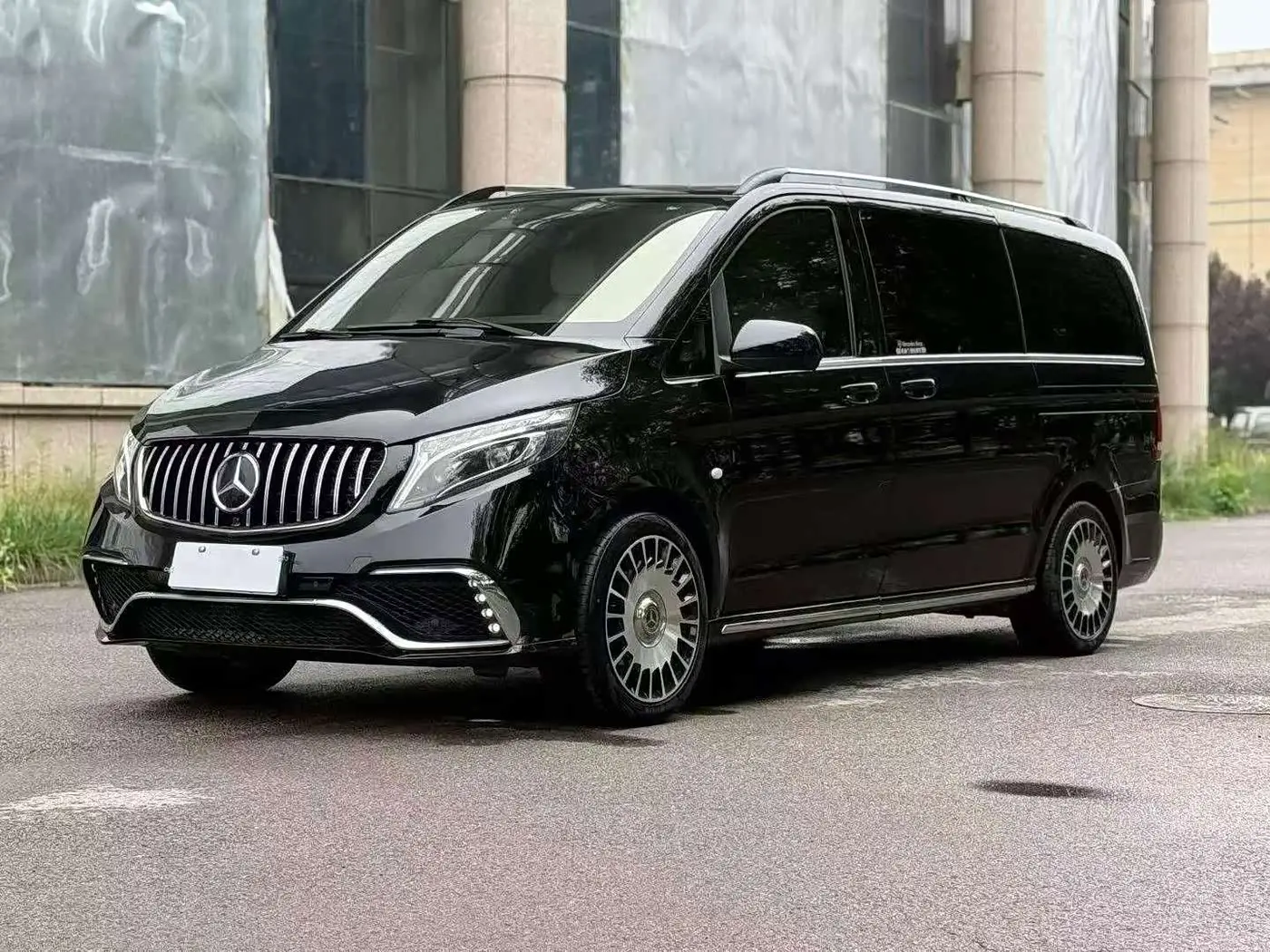 Mercedes-Benz V-Class 2020 — Photo 1/12