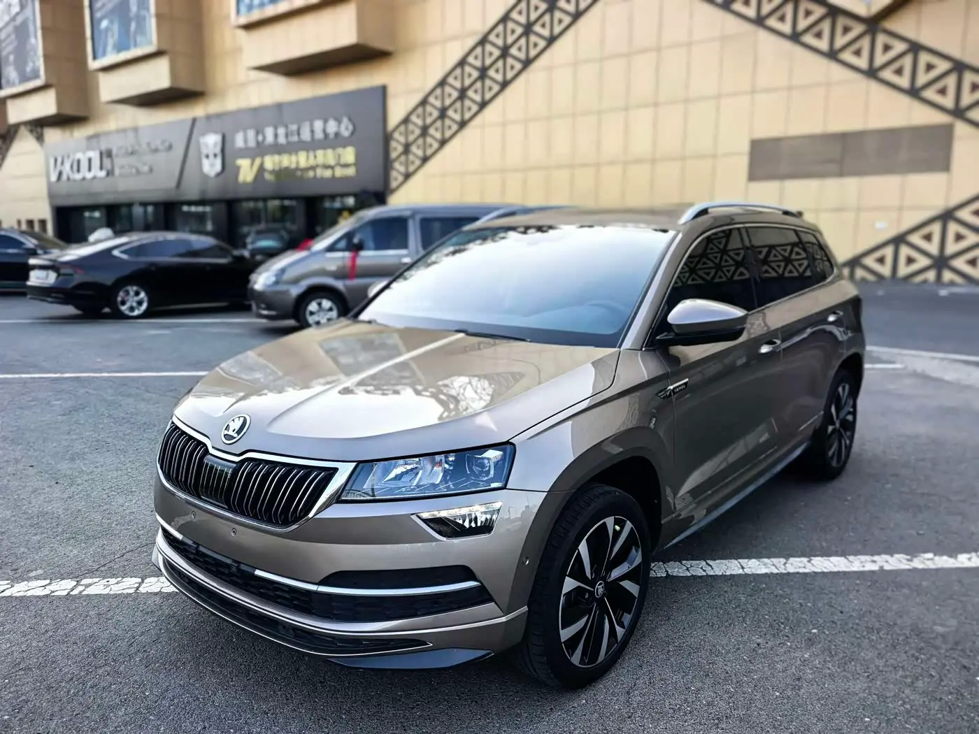 Škoda Karoq 2022 — Фото 1/20