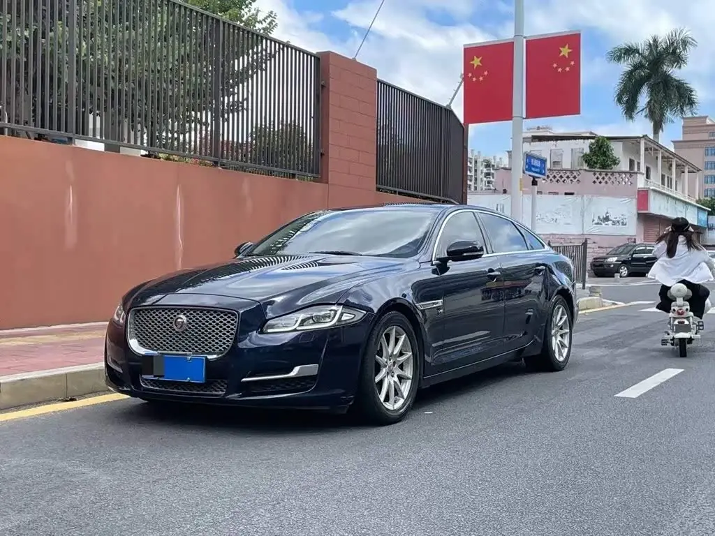 Jaguar XJ 2017 — Фото 1/9