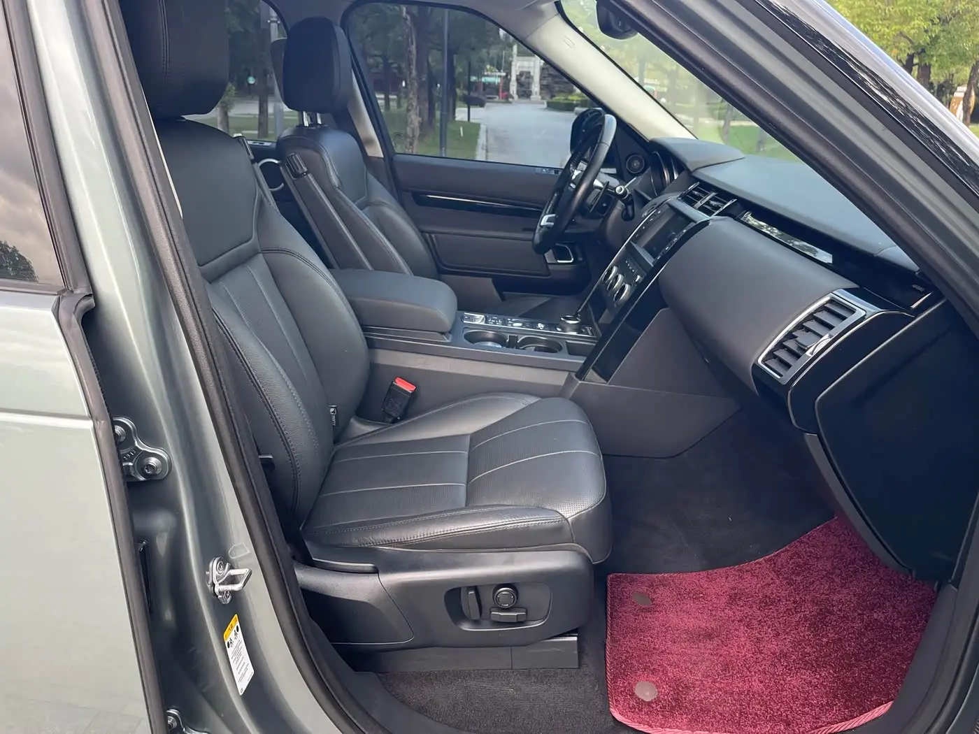 Land Rover Discovery 2018 — Фото 16/17