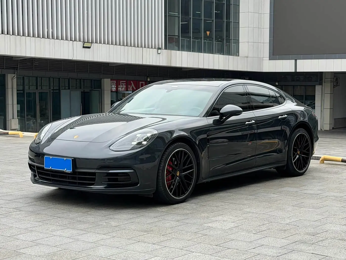 Porsche Panamera 2020 — Photo 1/9
