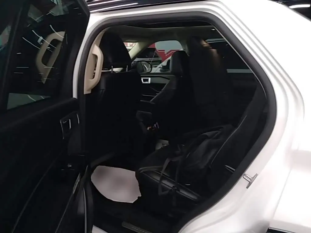 Ford Explorer 2022 — Photo 17/20