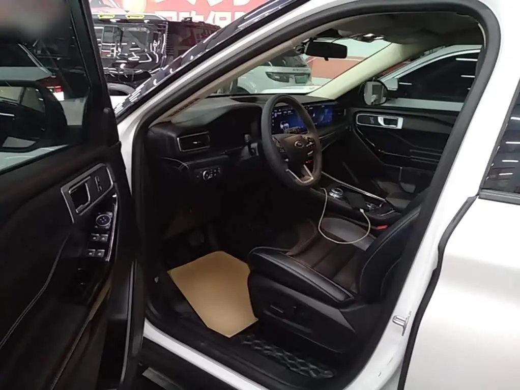 Ford Explorer 2022 — Photo 16/20