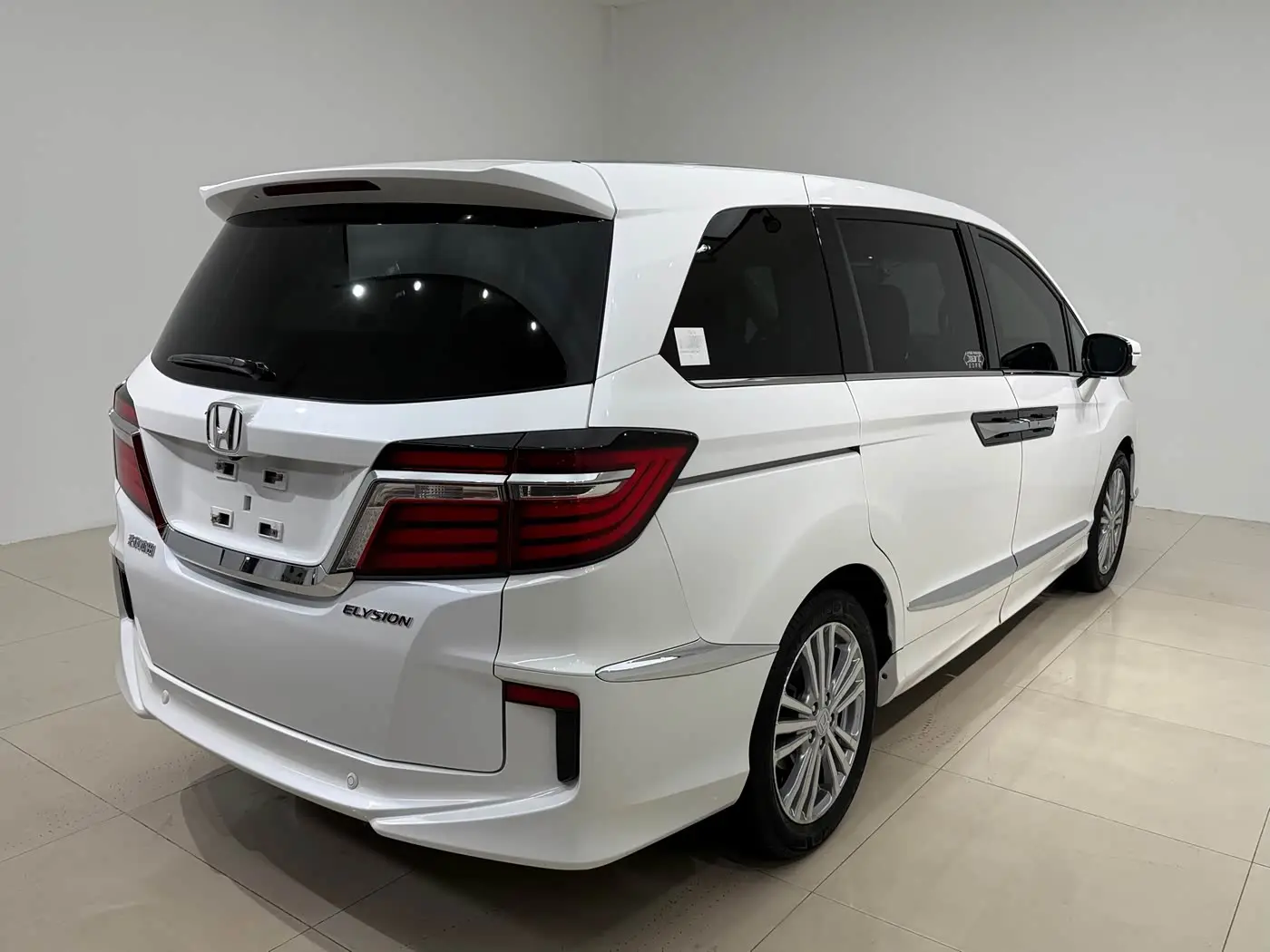 Honda Elysion 2018 — ფოტო 4/18