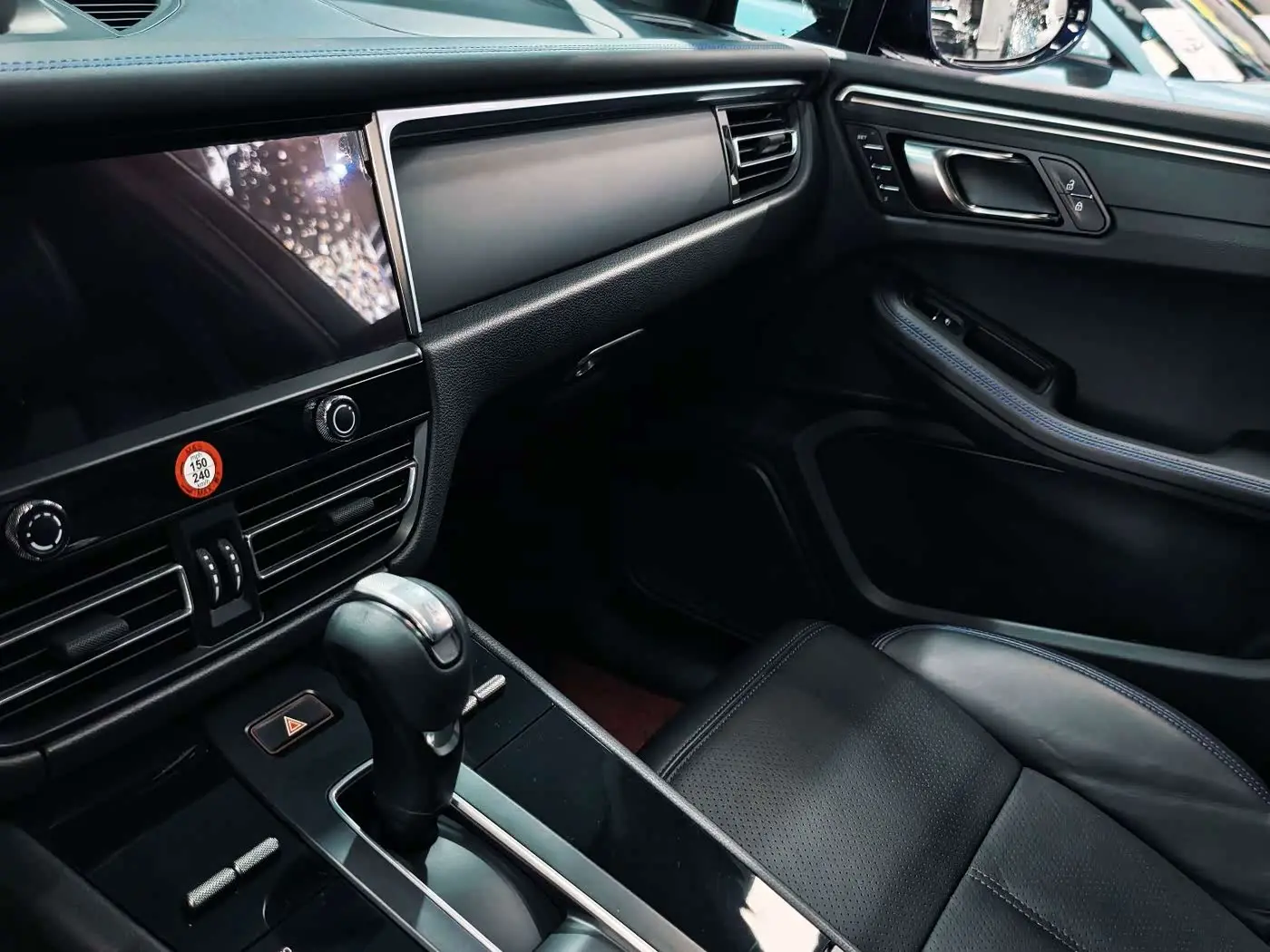 Porsche Macan 2023 — Şəkil 11/16