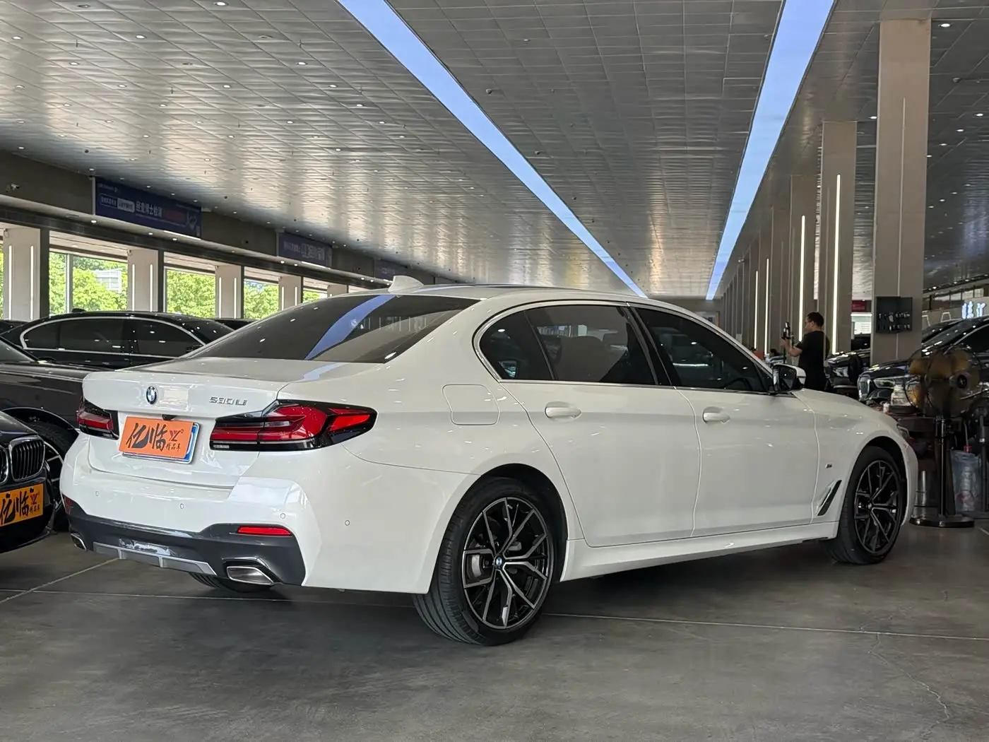 BMW 5 Series 2021 — Фото 17/18