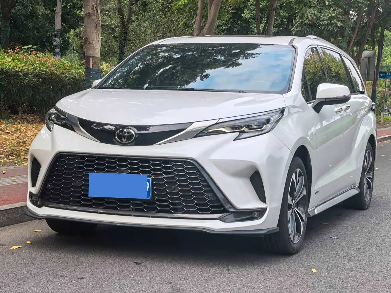 Toyota Granvia 2024 — Photo 1/16