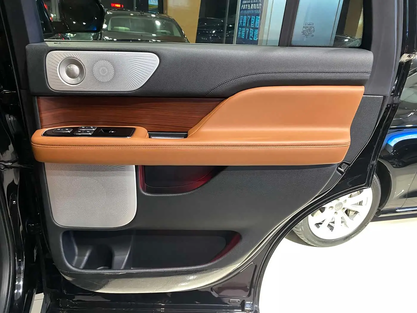 Lincoln Navigator 2022 — Photo 15/17