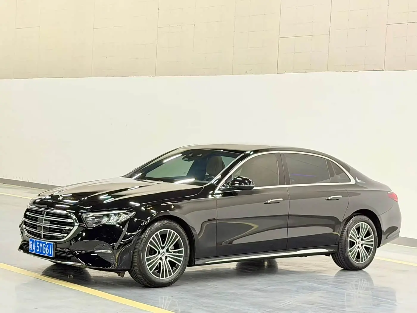 Mercedes-Benz E-Class 2024 — Photo 3/9