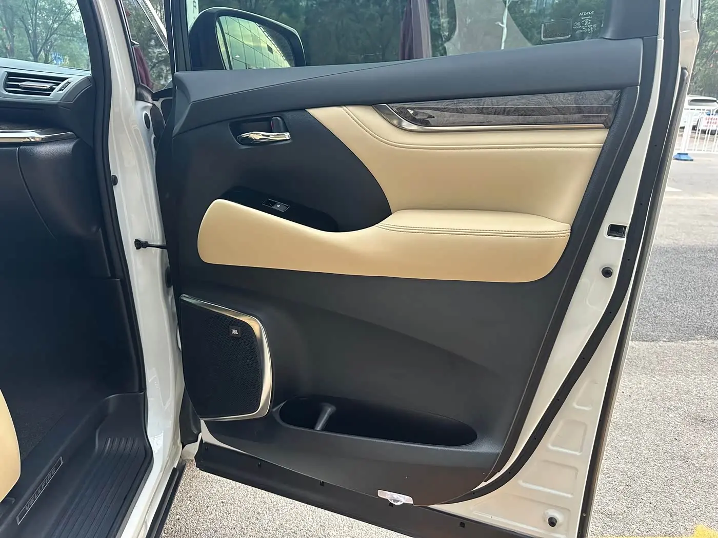 Toyota Vellfire 2021 — Photo 8/15