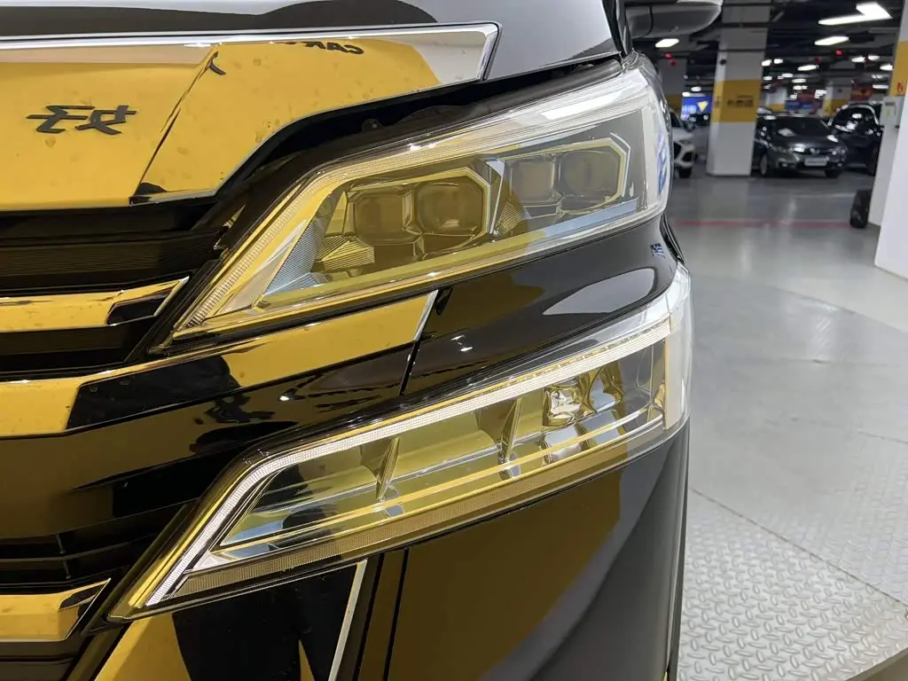 Toyota Vellfire 2022 — Photo 8/20