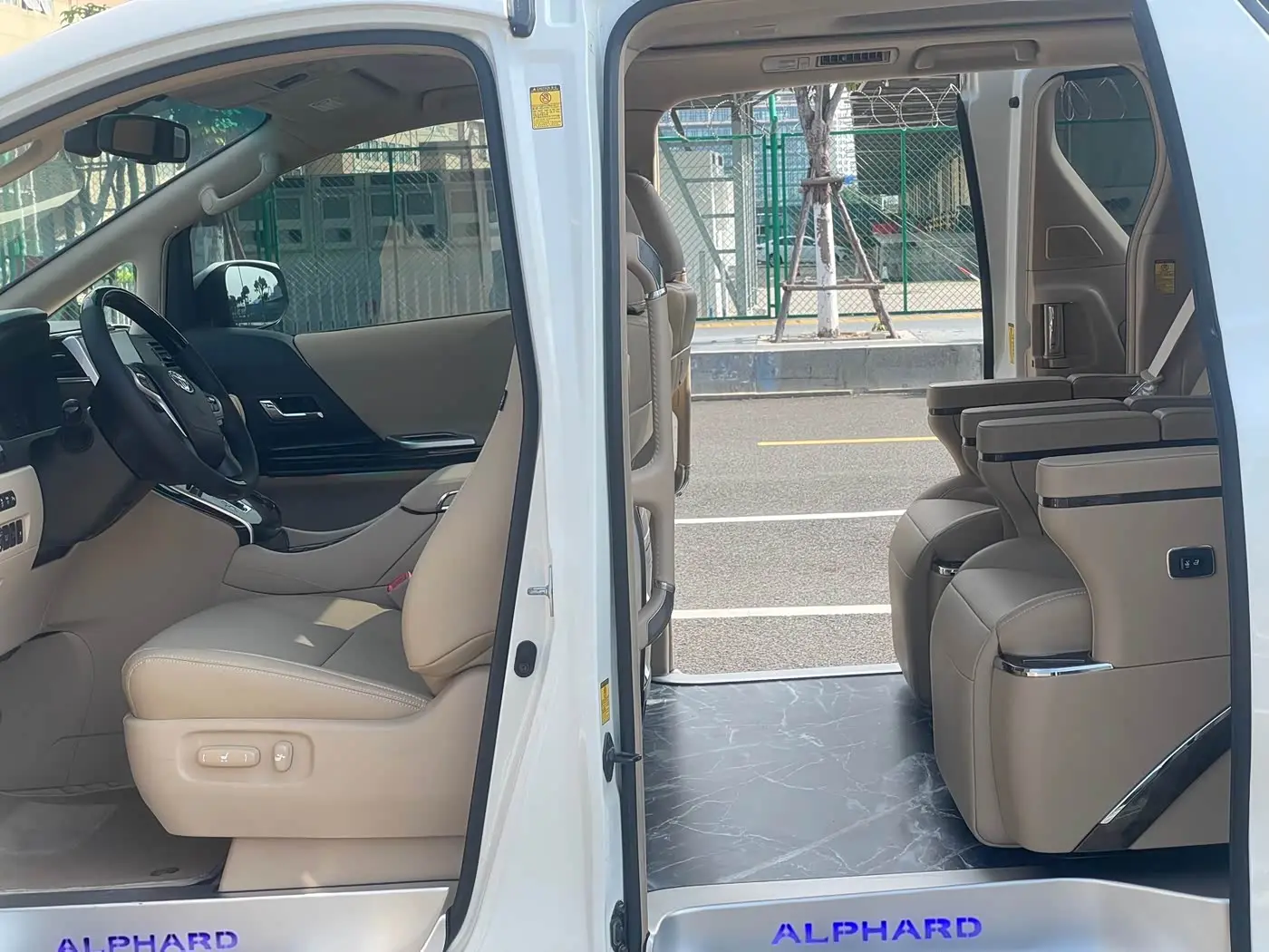Toyota Alphard 2012 — Photo 17/17