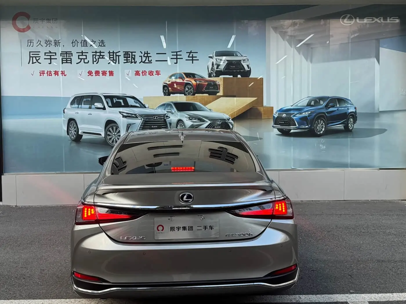 Lexus ES 2022 — Photo 8/15