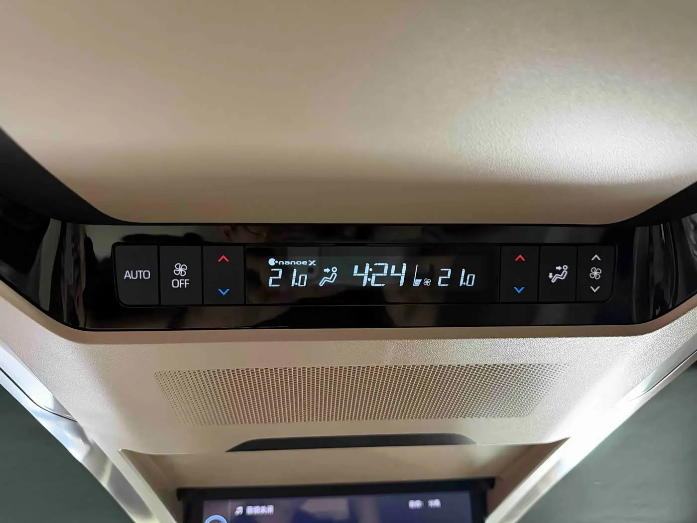 Toyota Vellfire 2023 — Photo 18/20