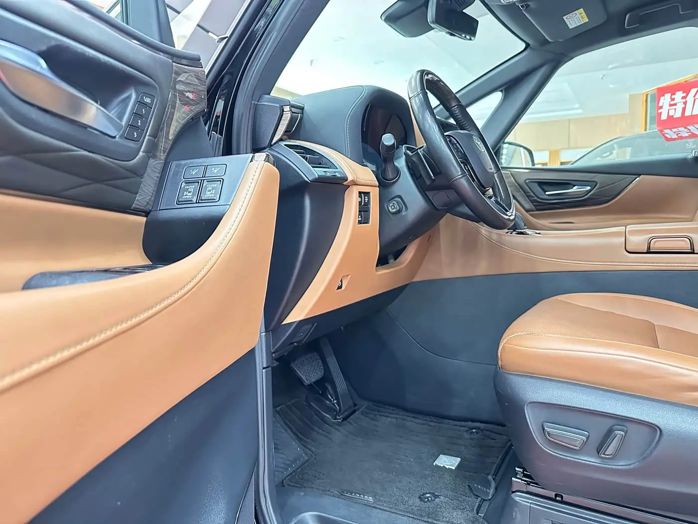 Toyota Alphard 2023 — Photo 10/12