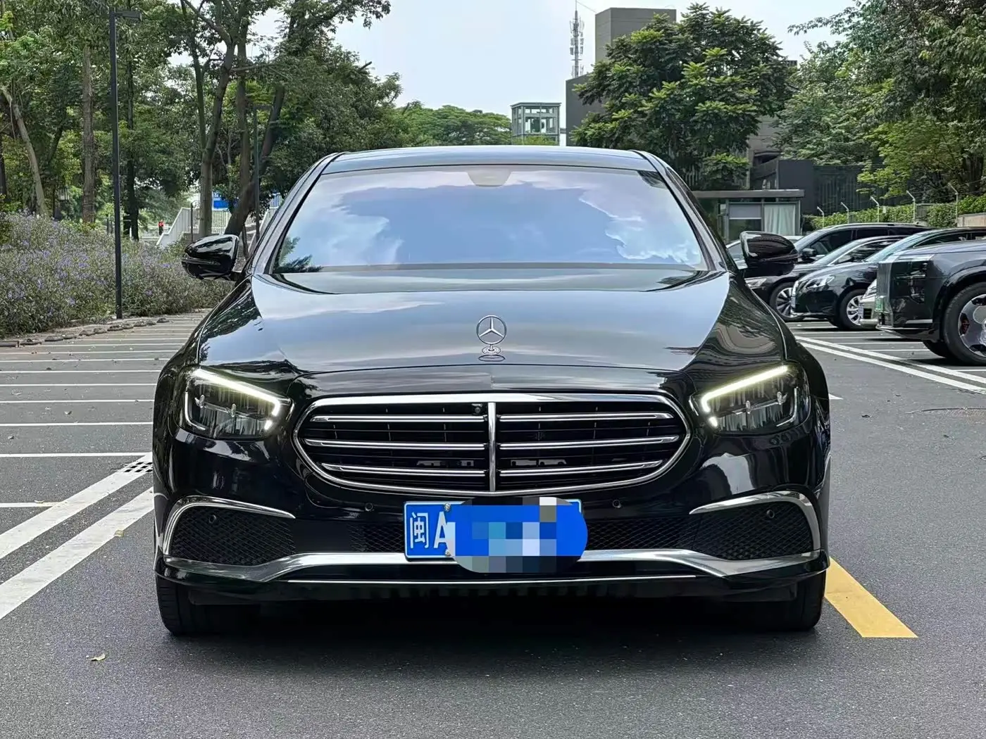 Mercedes-Benz E-Class 2023 — Photo 1/12