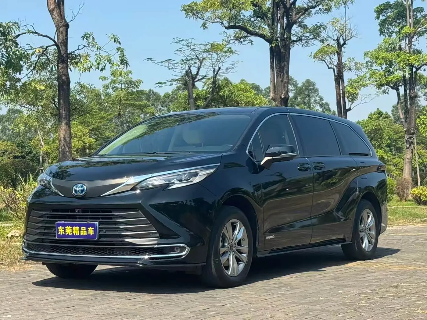 Toyota Sienna 2023 — Photo 1/16