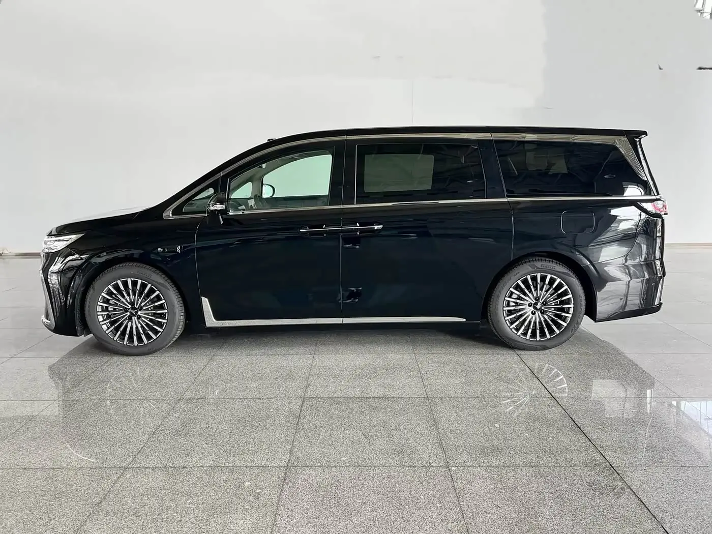 Voyah Auto Voyah Dreamer 2025 — Photo 2/20