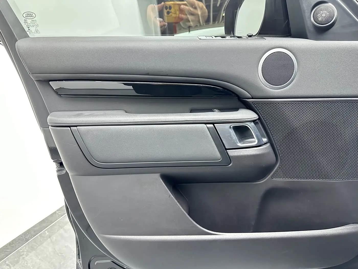 Land Rover Discovery 2017 — Фото 15/20