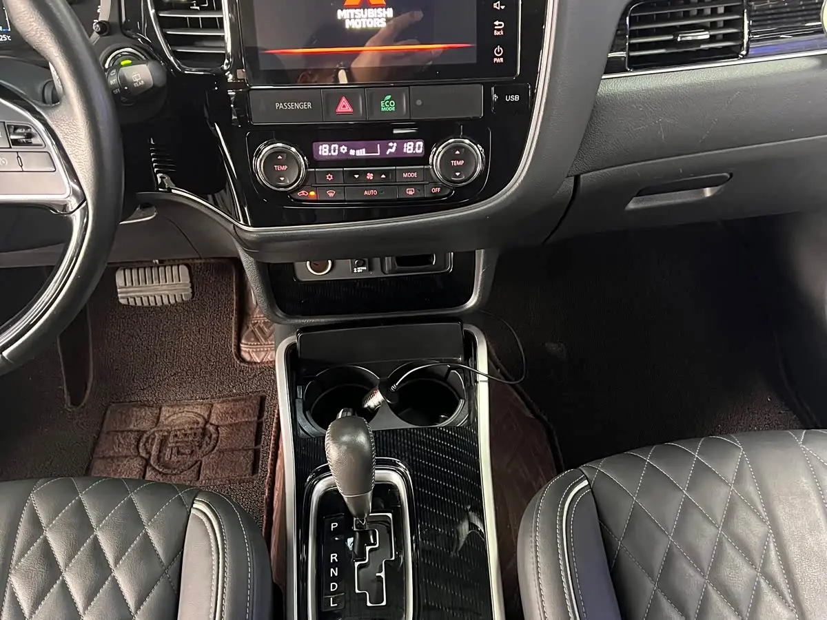 Mitsubishi Outlander 2021 — Photo 16/19