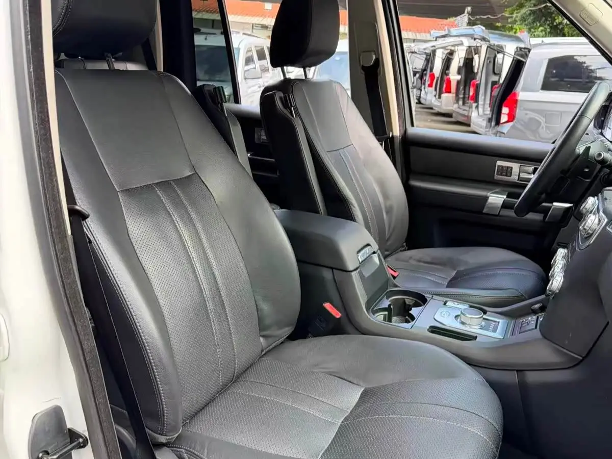 Land Rover Discovery 2016 — Photo 12/13