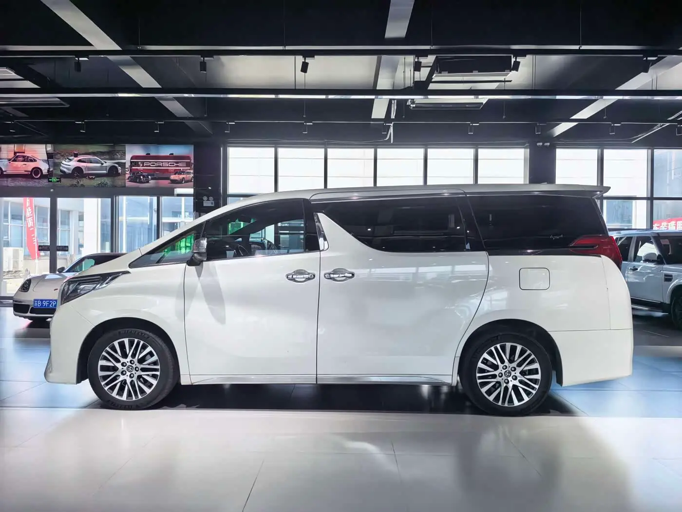 Toyota Alphard 2018 — Photo 9/10