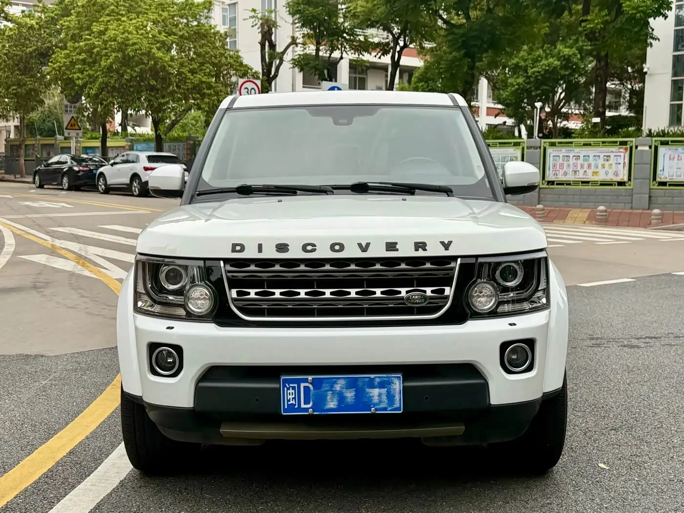 Land Rover Discovery 2016 — Photo 2/13