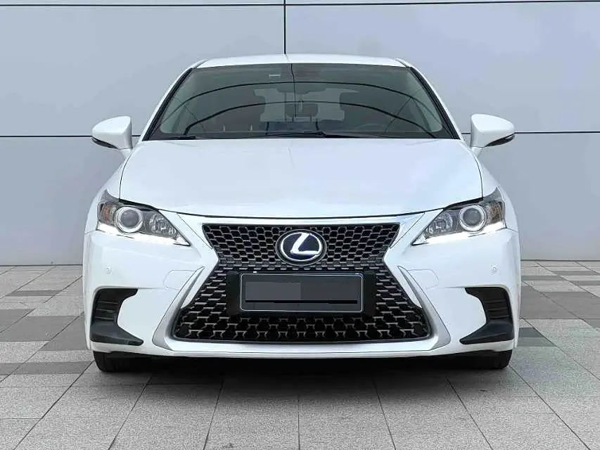 Lexus CT 2018 — Фото 2/9