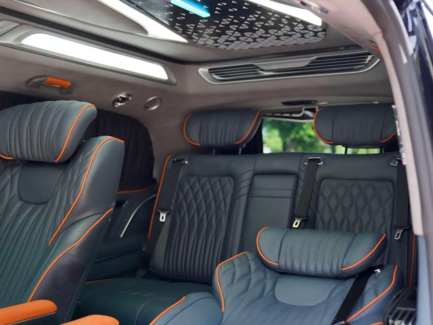 Mercedes-Benz V-Class 2024 — Photo 9/20