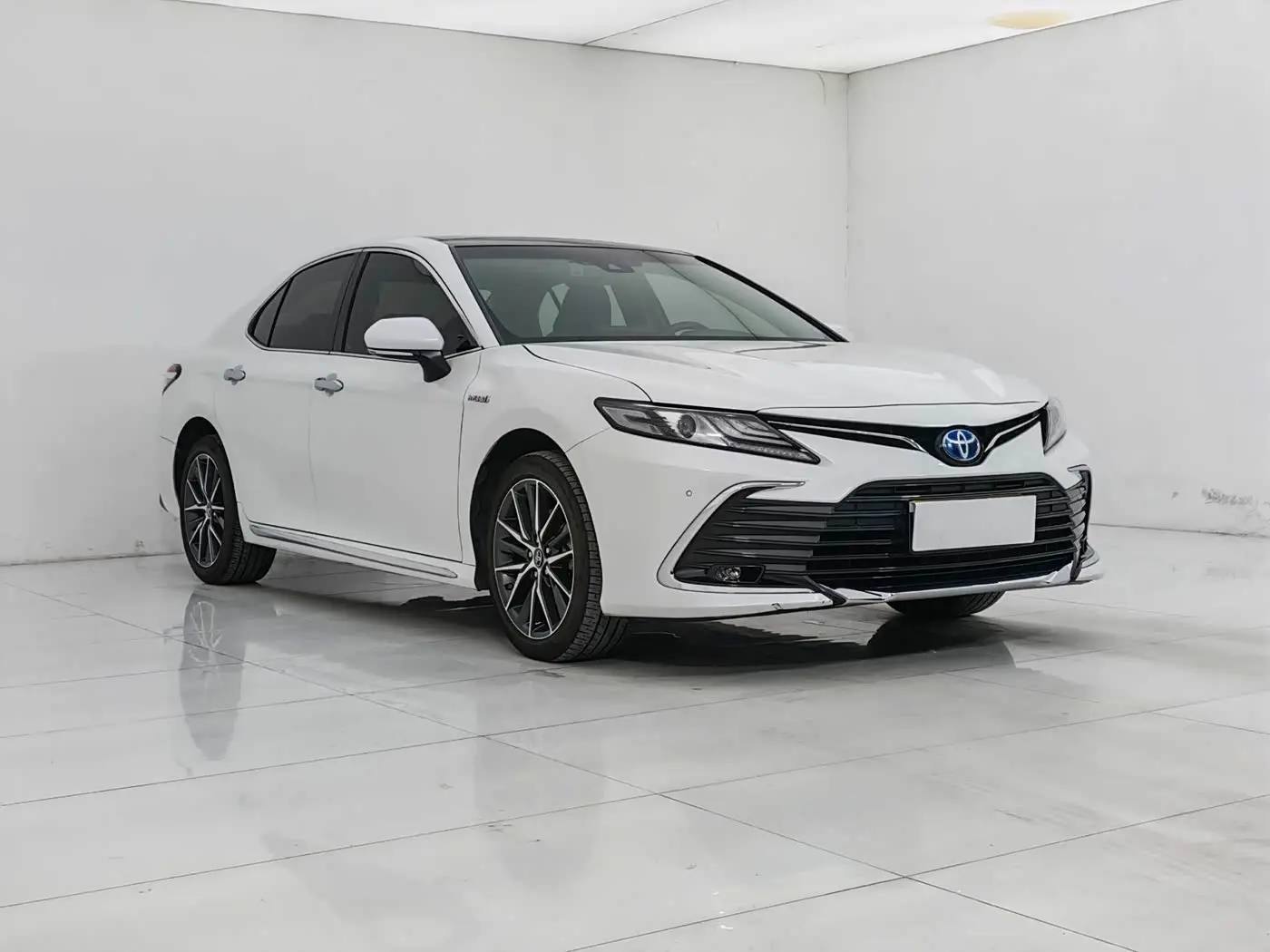 Toyota Camry 2024 — Фото 2/9