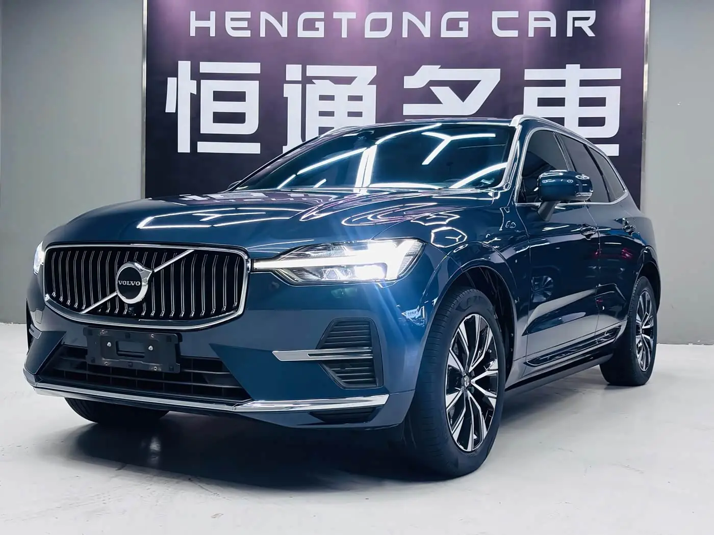 Volvo XC60 2022 — Фото 1/20