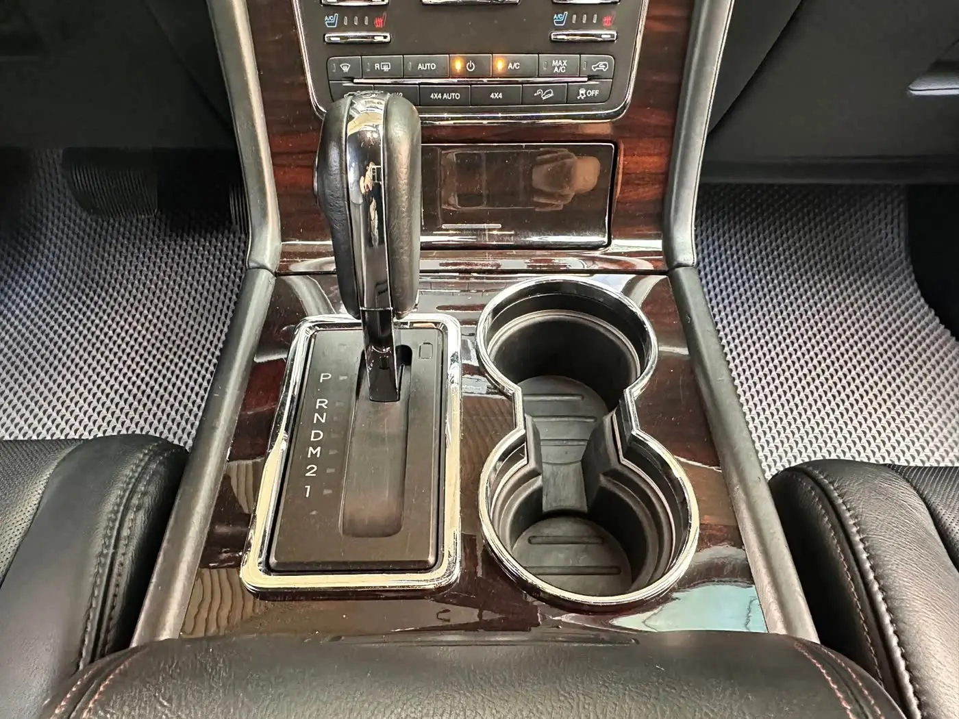 Lincoln Navigator 2018 — Photo 10/17