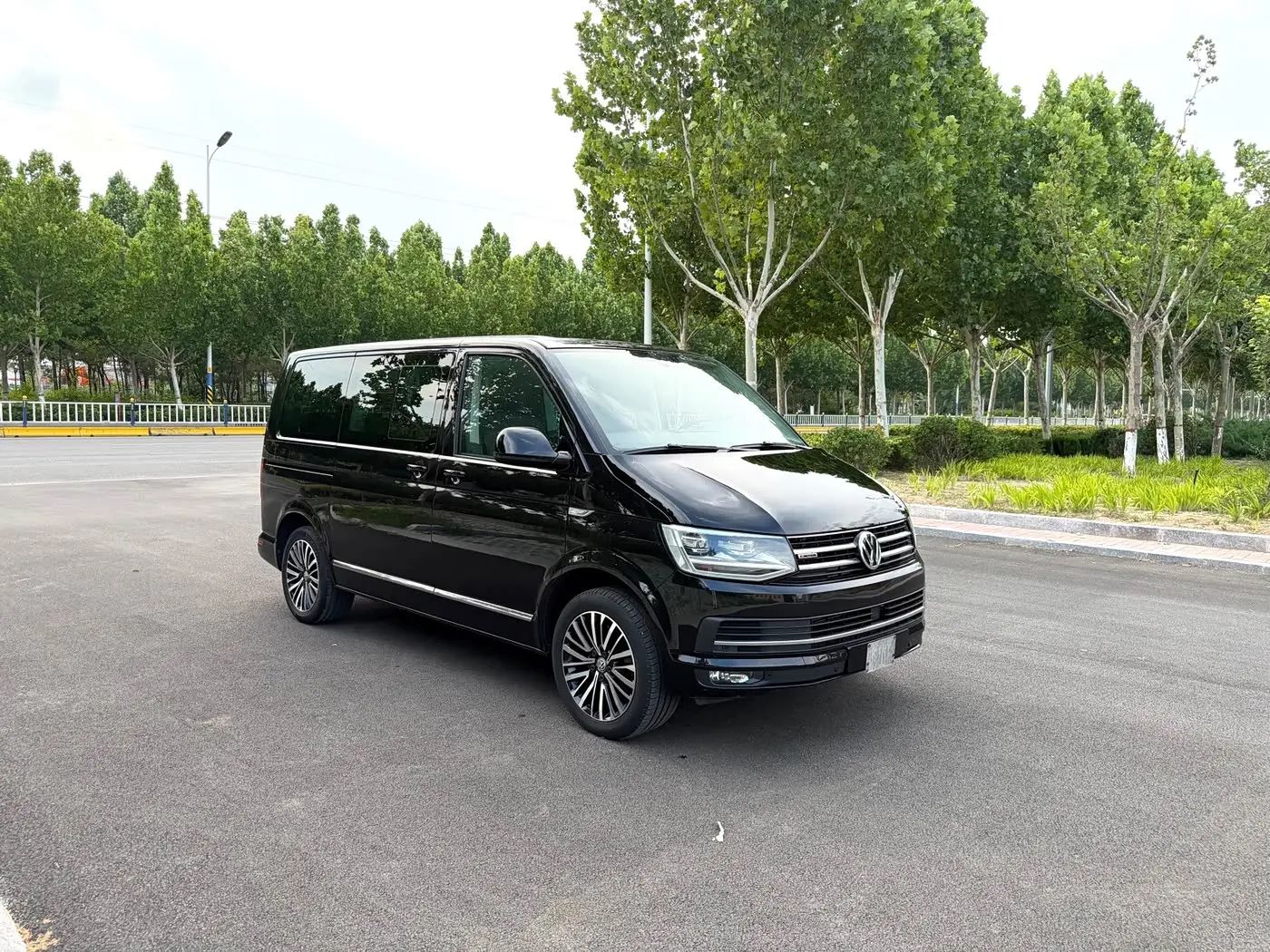Volkswagen Multivan 2019 — Фото 4/20