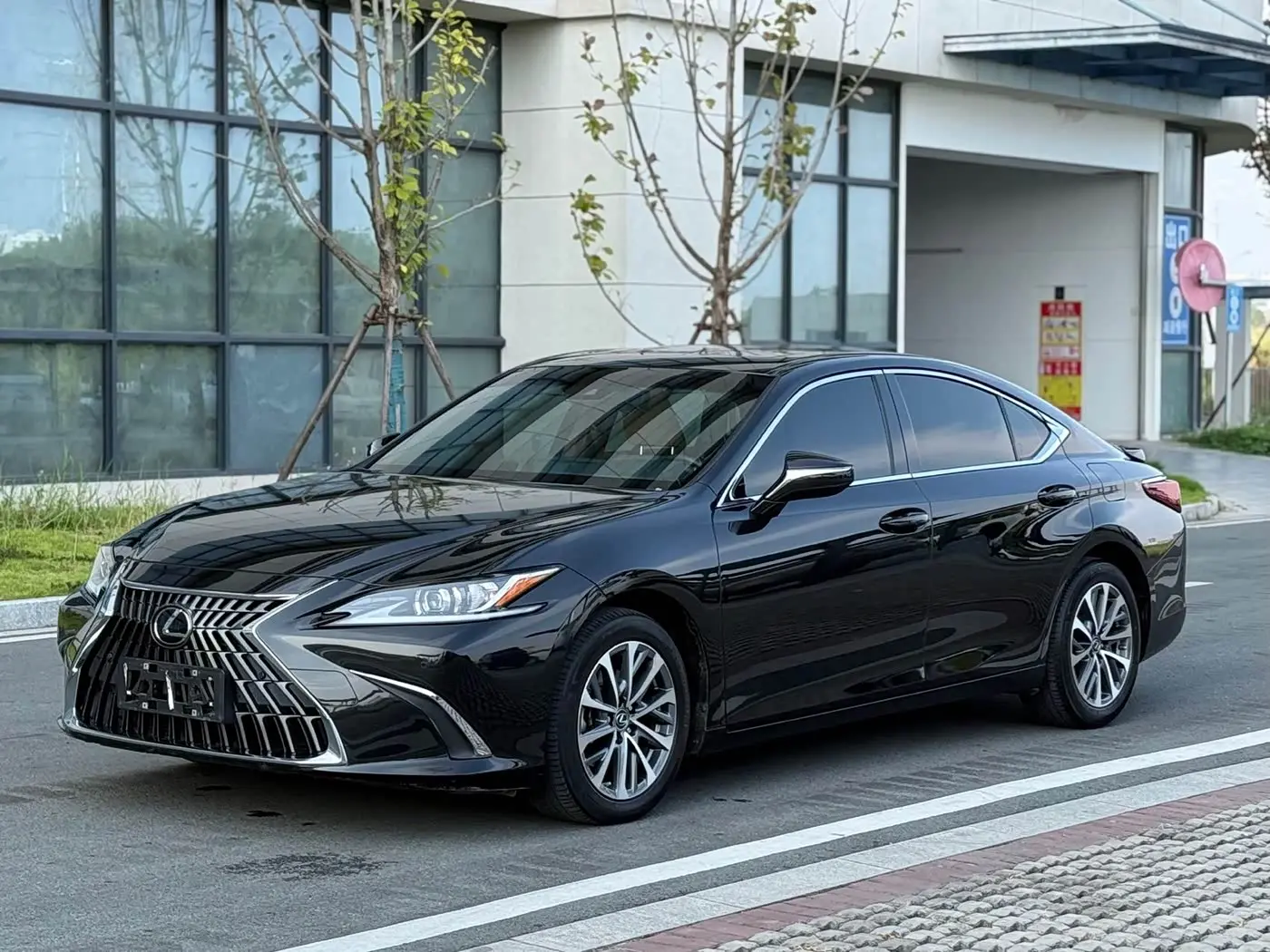 Lexus ES 2023 — Фото 1/9