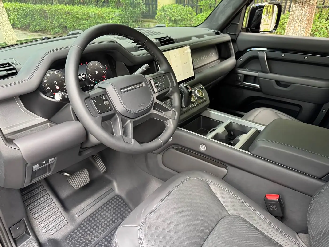 Land Rover Defender 2025 — Фото 6/18