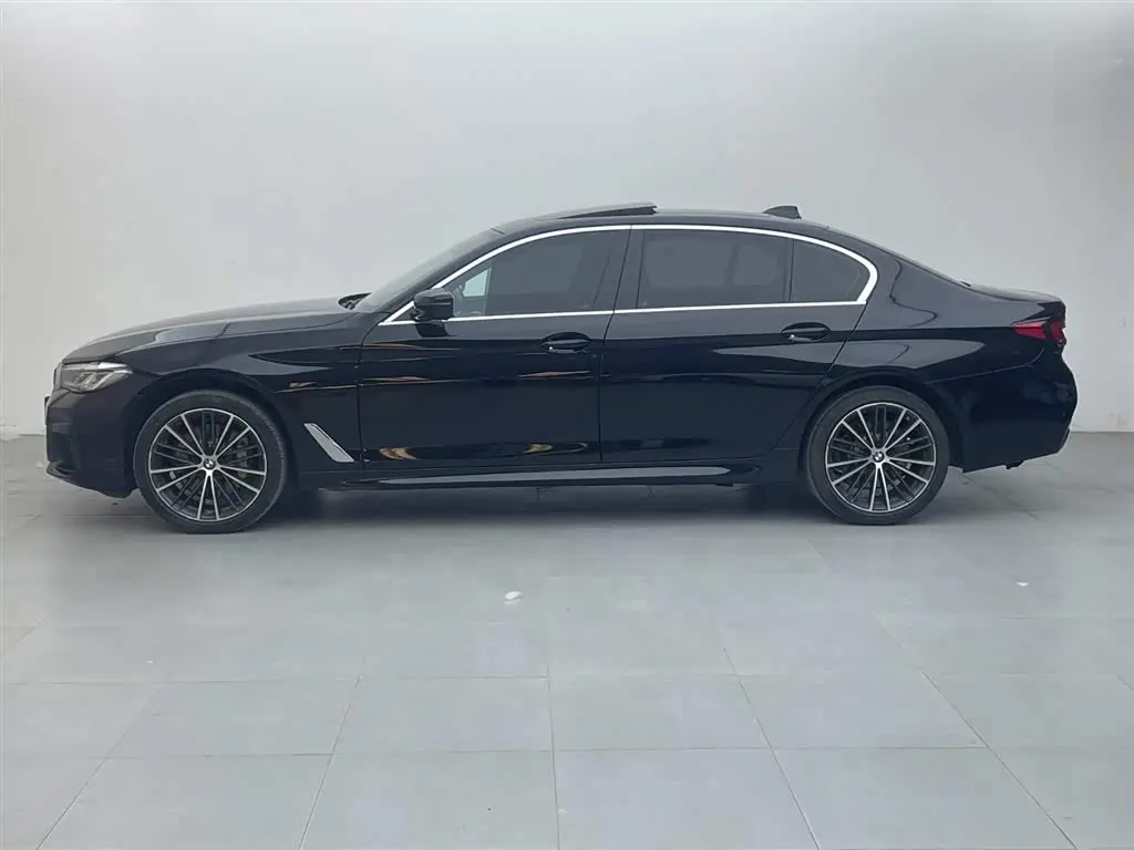 BMW 5 Series 2023 — Photo 2/18
