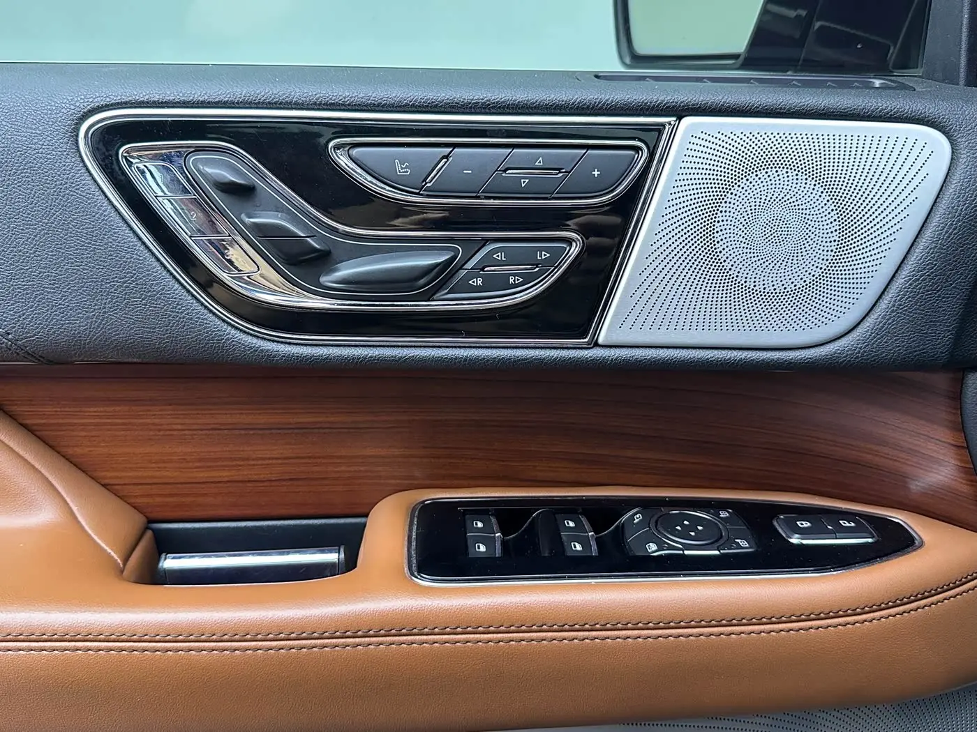 Lincoln Navigator 2021 — Photo 8/9