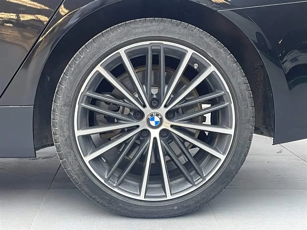 BMW 5 Series 2023 — Photo 18/18