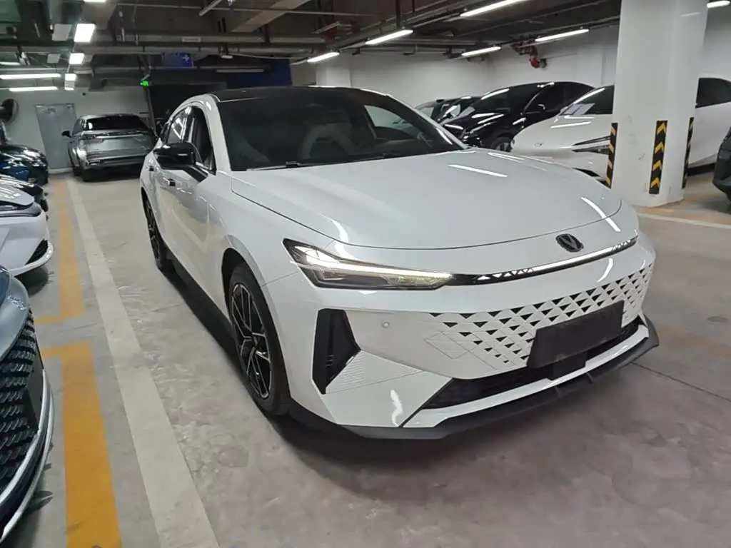 Changan UNI-V iDD 2025 — Photo 4/20