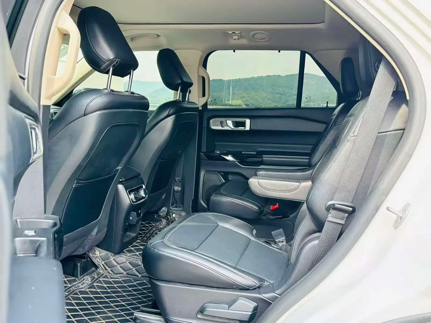 Ford Explorer 2020 — Photo 8/12