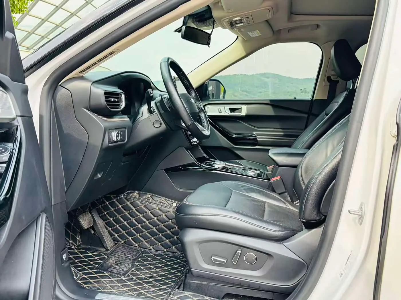 Ford Explorer 2020 — Photo 10/12