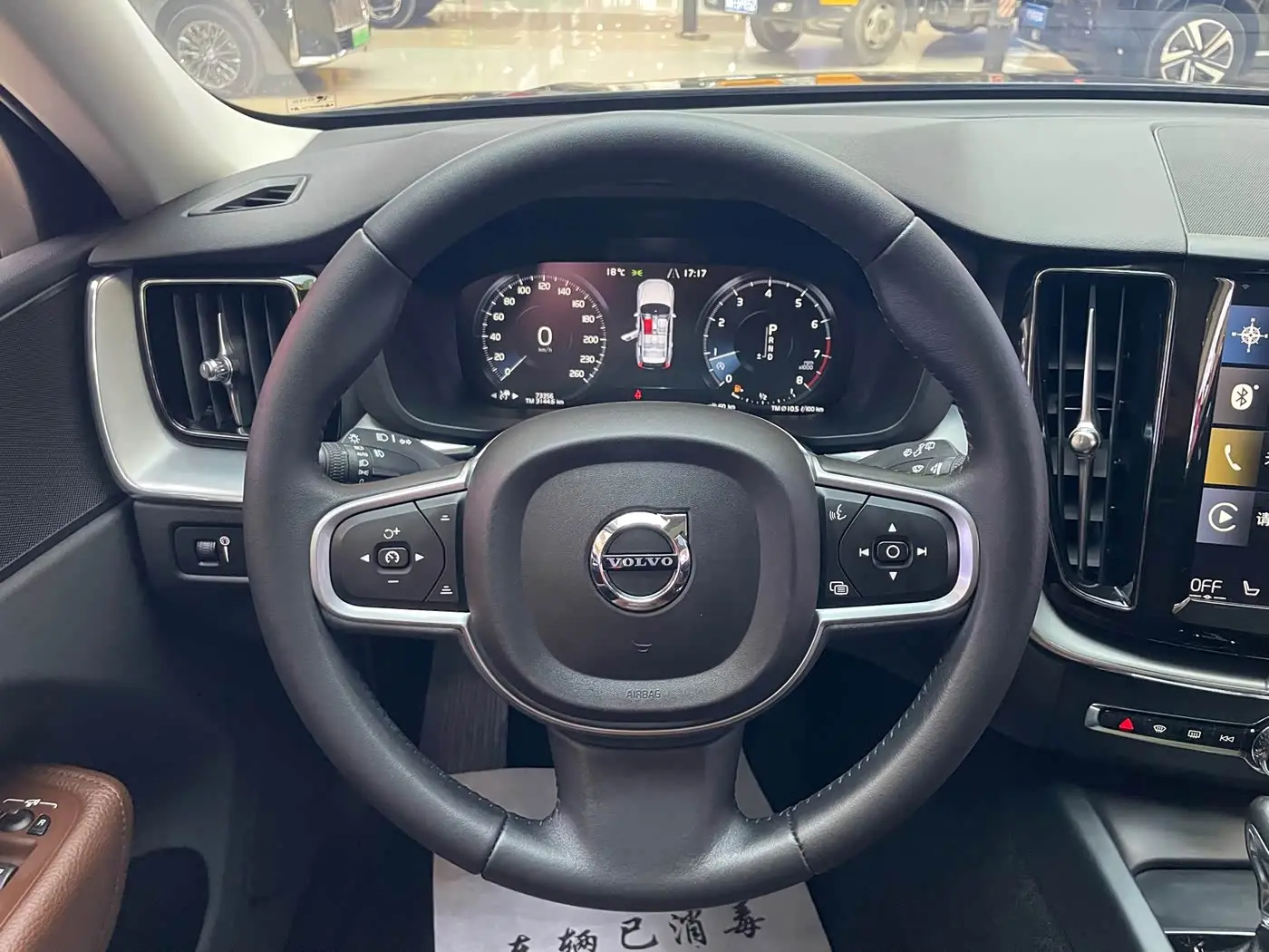 Volvo XC60 2018 — Фото 11/17