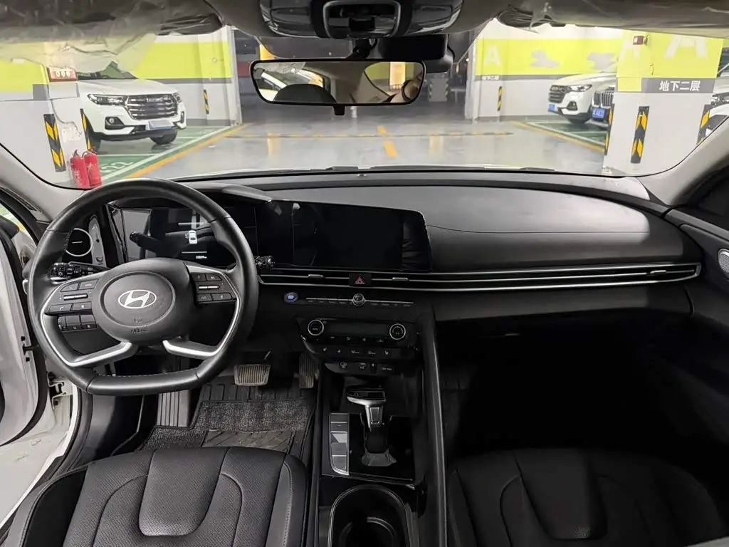 Hyundai Elantra 2023 — Photo 9/15