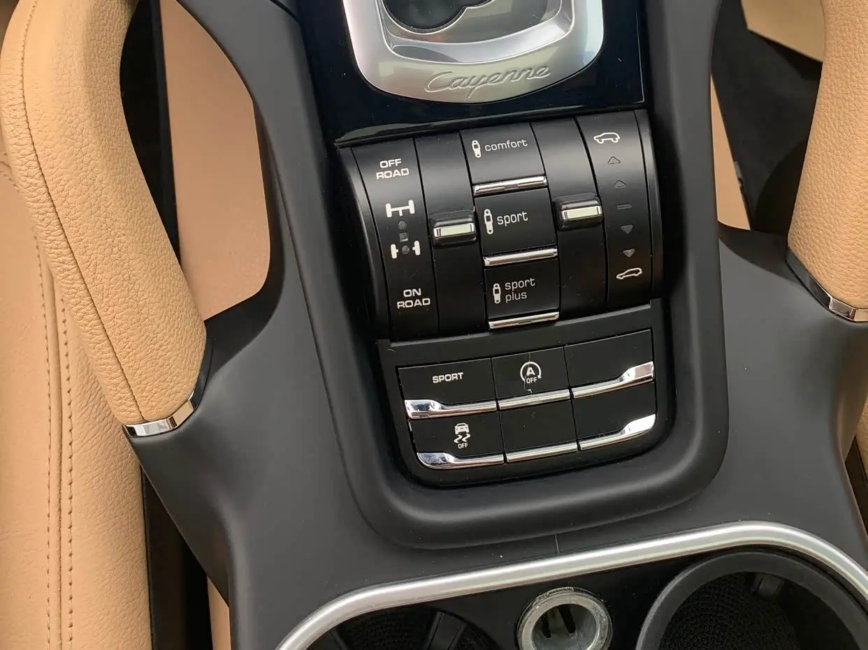 Porsche Cayenne 2016 — Фото 12/17