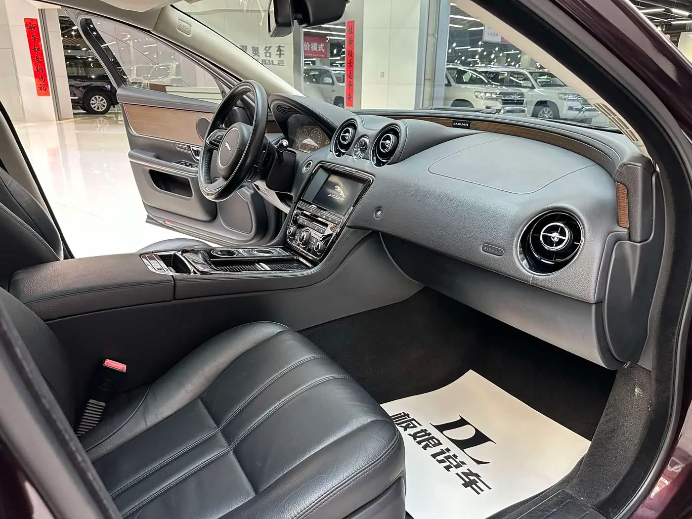 Jaguar XJ 2018 — Photo 11/20