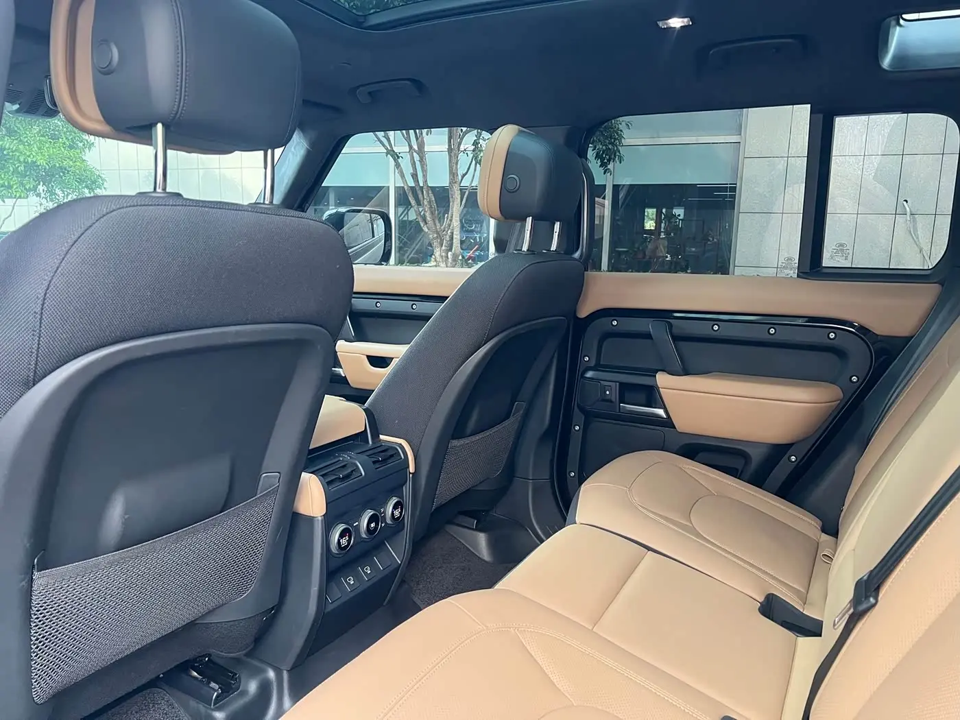 Land Rover Defender 2025 — Photo 14/17