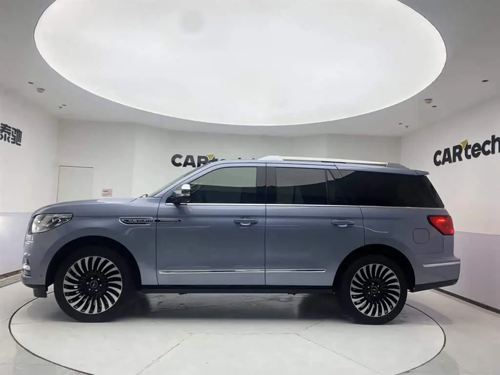 Lincoln Navigator 2023 — Photo 8/20