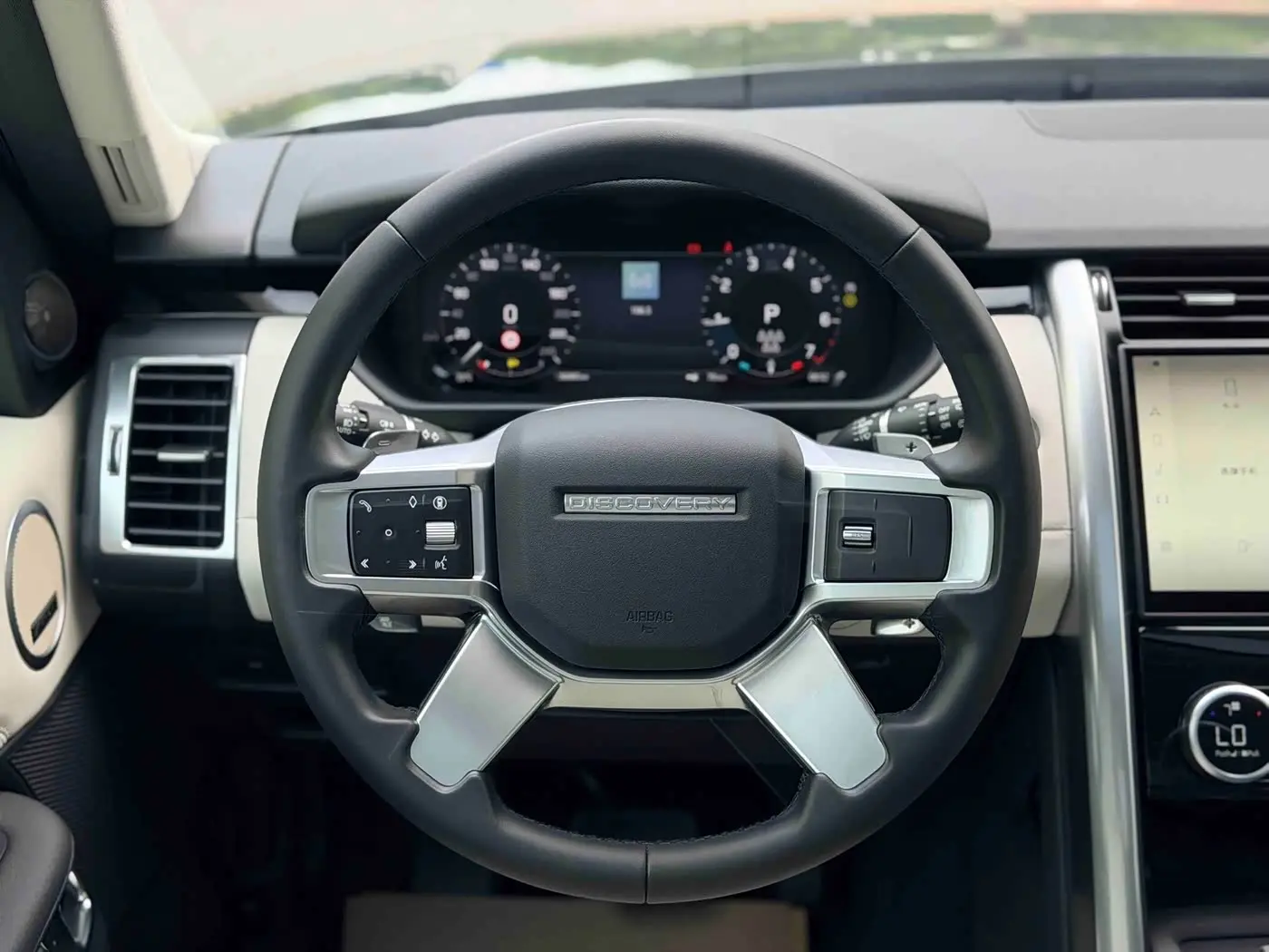 Land Rover Discovery 2024 — Фото 3/16