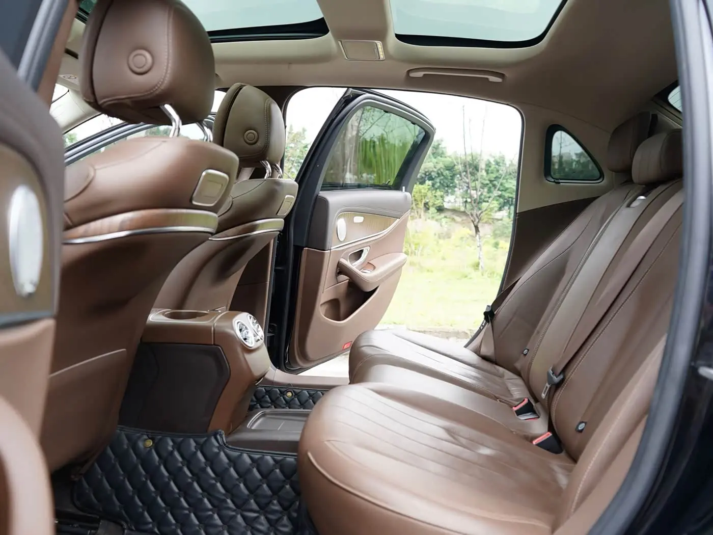 Mercedes-Benz E-Class 2017 — Photo 13/17